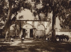 Meksyk: Xochimilco, wejście do kościoła (zdjęcie czarno-białe) autorstwa Hugo Brehme