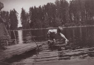 Dzieci pływające na łodzi zabawowej na Niemenlaucie autorstwa Hugo Simberg