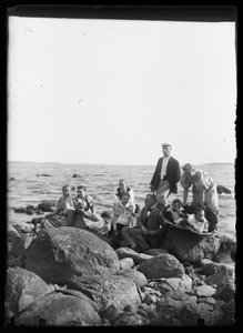 Zdjęcie grupowe na kamieniach na plaży Selkäranta autorstwa Hugo Simberg