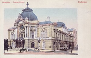 Pocztówka przedstawiająca Vigszinhaz (Teatr Komediowy) na Wielkim Bulwarze w Budapeszcie, ok. 1900 (po kolorowej fotografii) autorstwa Hungarian School