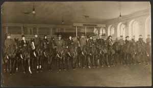 Zawody jeździeckie w Milchailovsky Manege (szkoła jeździecka) St. Petersburg: runda kobiet. autorstwa Iakob Vladimirovich Shteinberg
