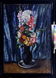 Bukiet kwiatów w dzbanku przed niebieskim tłem. (Bukiet Kwiatów W Czarnym Dzbanku Na Niebieskim Tle). Malarstwo Ilyi Ivanovich Mashkov (Ilia Mashkov, Matchkov) (1881-1944), olej na płótnie 1916. Sztuka rosyjska, martwa natura z początku XX wieku. Region autorstwa Ilya Ivanovich Mashkov