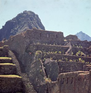 Ruiny tarasowych budynków cytadeli w Machu Picchu autorstwa Incan