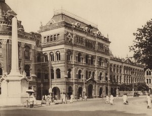 Sekretariat Bengalu, budynki pisarzy z pomnikiem Holwella na pierwszym planie (zdjęcie czarno-białe) autorstwa Indian photographer