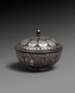 Misa i pokrywa ze stopu metali inkrustowane srebrem, każda z pasem naturalistycznych kwiatów, 1700-1899 autorstwa Indian School