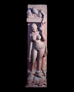 Dziewczynka dosiadająca karła, trzymająca winogrono i dzban wina (rzeźba z czerwonego piaskowca, Imperium Kushan) autorstwa Indian School