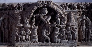 Hinduizm: „”Kryszna lub Wenugopala, mistrz fletowych krów””” Rzeźba z czarnego kamienia, część środkowa (Krishna jako Wenugopala) XII wiek (XII wiek) z Halebidu, Mysore - Kalkuta, muzeum indyjskie autorstwa Indian School