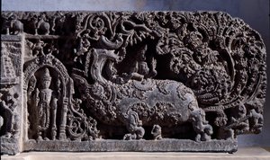 Hinduizm: „” Krishna lub Venugopala, mistrz fletowych krów””” Rzeźba z czarnego kamienia, prawa część (Krishna jako Venugopala) XII wiek (XII wiek) z Halebidu, Mysore - Kalkuta, muzeum indyjskie autorstwa Indian School