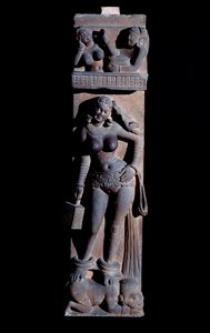 Hinduizm: przedstawienie ducha natury Yakshini (Yaksi), trzymająca klatkę i papugę, stoi na karze - (Yaksi z papugą i klatką, stoi na karze) Rzeźba Mathury, gres (rzeźba Mathura , piaskowiec) II w. (II w.) autorstwa Indian School