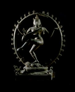 Hinduizm: przedstawienie boga Shiva Nataraja, boga tańca (Shiva Nataraja, władcy tańca) Rzeźba z brązu XII w. (XII w.) Kalkuta, muzeum indyjskie autorstwa Indian School