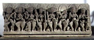 Nadproże przedstawiające Śiwę i siedem bogiń-matek, dynastia Gurjara-Pratihara, Allahabad (kamień) autorstwa Indian School