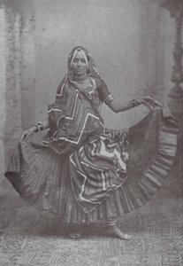 Bombaj: indyjski taniec w spódnicy (zdjęcie czarno-białe) autorstwa Indian photographer