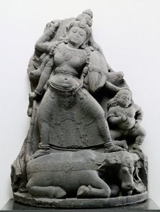 Durga zabija Mahisa, ok. 1300 (kamień wulkaniczny)