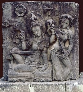 Siedząca królowa (andezyt)