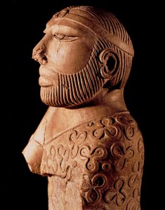 Cywilizacja Doliny Indusu: drewniane popiersie króla kapłana. Około 2000 pne. Ze strony internetowej Mohenjo-Daro w Pakistanie. Muzeum Narodowe Pakistanu, Karaczi. autorstwa Indus Valley Civilization