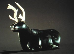Łoś z Cape Dorset (steatyt) autorstwa Inuit School