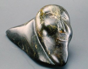 Uśmiechnięty mężczyzna z Cape Dorset (steatyt) autorstwa Inuit School