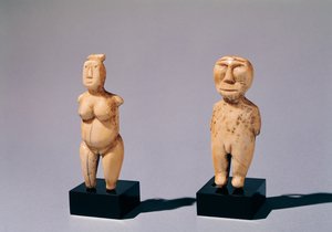 Dwie statuetki mężczyzny i kobiety z Cieśniny Beringa