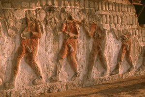 Fryz przedstawiający nagich więźniów Moche na ścianach Huaca Cao Viejo w El Brujo...., 2005 r. (fot.) autorstwa Ira Block