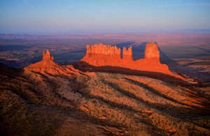 Widok z lotu ptaka na formacje skalne w Monument Valley w stanie Utah.