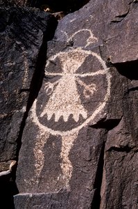 Petroglify Anasazi, akwaforty na ścianach w NM. autorstwa Ira Block