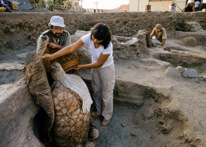 Archeolodzy z mumią znalezioną na wykopaliskach szkolnych, 2001 r. (zdjęcie) autorstwa Ira Block