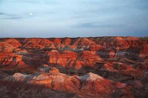 Kolorowe skały w pobliżu Wu Cai Wan na pustyni Gobi, Xinjiang, zachodnie Chiny, 2007 (zdjęcie) autorstwa Ira Block