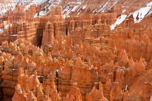 Hoodoos - iglice utworzone przez erozję - w Parku Narodowym Bryce Canyon w stanie Utah, 2019 r. (zdjęcie ilustracyjne)