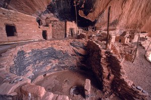 Keet Seel jest częścią kompleksu trzech historycznych domów na klifie w pobliżu miasta... autorstwa Ira Block