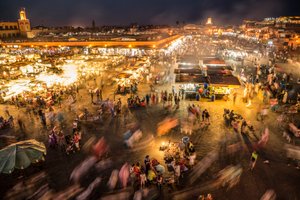 Patrząc w dół na Jemaa el-Fnaa. rynek w medynie, Marrakesz, 2014 (zdjęcie) autorstwa Ira Block