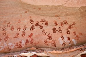 Sztuka naskalna Anasazi i innych wczesnych mieszkańców pueblo w regionie Four Co...
