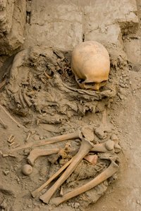 Ofiarna kobieta w pochówku z wiązką mumii w Huaca El Brujo, 2005 r. (zdjęcie) autorstwa Ira Block