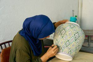 Kobieta przy pracy w fabryce ceramiki w Fezie, Maroko, 2022 r. (zdjęcie ilustracyjne) autorstwa Ira Block