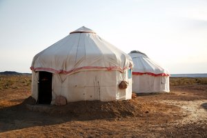Jurty przy kolorowych skałach dla turystów w pobliżu kempingu Wu Cai Wan na Gobi de..., 2007 (zdjęcie) autorstwa Ira Block