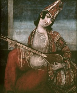 Młoda kobieta grająca na gitarze