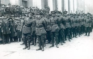 Michael Collins (1890-1922) (z lewej) jako szef Irlandzkiej Armii Wolnego Państwa na pogrzebie Arthura Griffitha, sierpień 1922