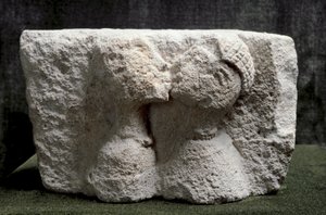Sztuka iberyjska: Pocałunek Osuny (Beso de Osuna) Płaskorzeźba z wapienia przedstawiająca całujących się mężczyznę i kobietę - II epoka żelaza, wym. 13,5x24x20 cm - Madryt, Narodowe Muzeum Archeologiczne - Pocałunek Osuny - Płaskorzeźba wapienna (wys. 13,5