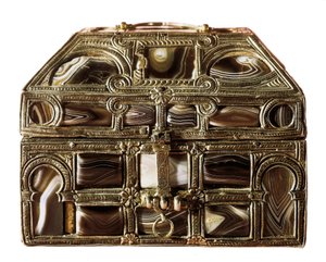 Sztuka mozarabska: agatowe pudełko wykonane z drewna, agatu i srebra. XI wiek Z prawdziwej kolegiaty San Isidoro. Leona. Muzeum Archeologiczne w Madrycie Hiszpania autorstwa Islamic School