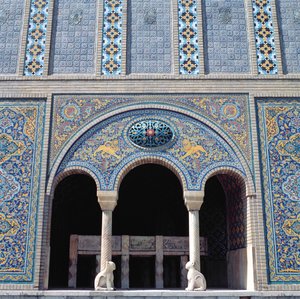 Jeden z aivanów z wykafelkowanym umocnieniem, kratą i monolitycznymi kamiennymi kolumnami autorstwa Islamic School