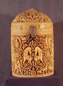 cyborium z płaskorzeźbą przedstawiającą przyjemności życia dworskiego, z wypisanym imieniem Al-Mughira, syn kalifa Abd-al-Rahmana III, Okres Umajjadów, z Kordoby, 968 r. (zob. też 101673) autorstwa Islamic School