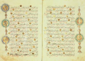 Koran w stylu seldżuckim z podświetlonymi znakami rozbłysków słonecznych i małymi drzewami na marginesie, aby pomóc w liczeniu i zaznaczeniu punktów do pokłonu