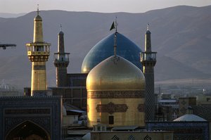 Całkowicie złota kopuła i minaret świątyni Imama Rezy, ósmego szyickiego imama, z meczetem Timurid Gowhar Shad autorstwa Islamic School