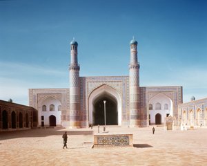Dziedziniec meczetu Masjid-i Jami, czyli Meczetu Piątkowego, założonego w 1200 r., przebudowanego w 1498 r. autorstwa Islamic School