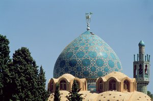 Turkusowa kafelkowa kopuła Mauzoleum Szacha Nematollaha Valiego, zbudowana w latach 1330-1430 autorstwa Islamic School