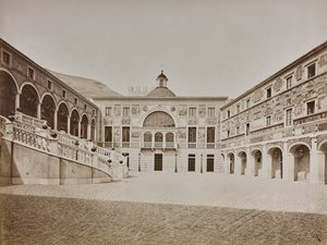 Album "Italie 1882, Neapol, Pise, Gênes, Corniche": Wewnętrzny dziedziniec Pałacu Książęcego w Monako autorstwa Italian Photographer