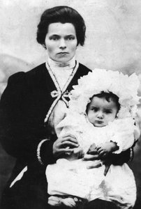 Benito Mussolini jako dziecko z matką Rosą Maltoni - 1884 - Benito MUSSOLINI (1883-1945) w ramionach matki Rosy Maltoni.