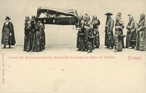 Bracia z Compagnia della Misericordia (Towarzystwo Miłosierdzia) niosą chorego do szpitala, Florencja (zdjęcie czarno-białe) autorstwa Italian Photographer