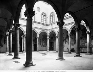 Dziedziniec Palazzo Medici Riccardi, Florencja, Włochy, ok. 1890 (zdjęcie czarno-białe) autorstwa Italian Photographer