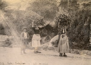 Rolnicy niosący wiązki drewna na głowach, Paola, Kalabria, zdjęcie autorstwa Leopoldo Menarini, ok. 1910 r. autorstwa Italian Photographer