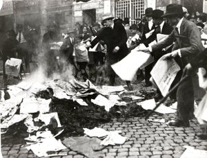 Faszystowski zespół palący socjalistyczne gazety „Il Paese” po zniszczeniu oblężenia autorstwa Italian Photographer